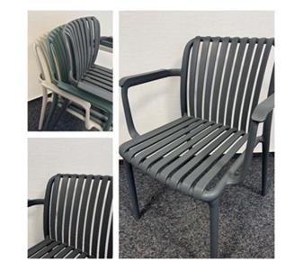 251451 Sessel mit Armlehnen stapelbar.jpg